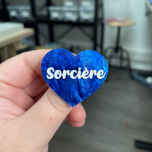 Broche "Sorcière" en acrylique marbrée bleue à paillettes