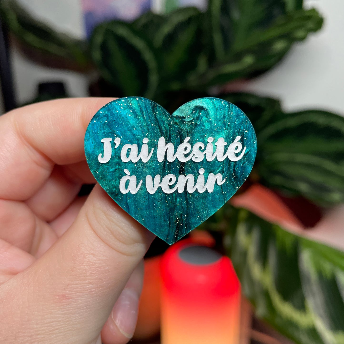 [CONTRÔLE TECHNIQUE] Broche "J'ai hésité à venir" en acrylique marbrée verte et noire à paillettes