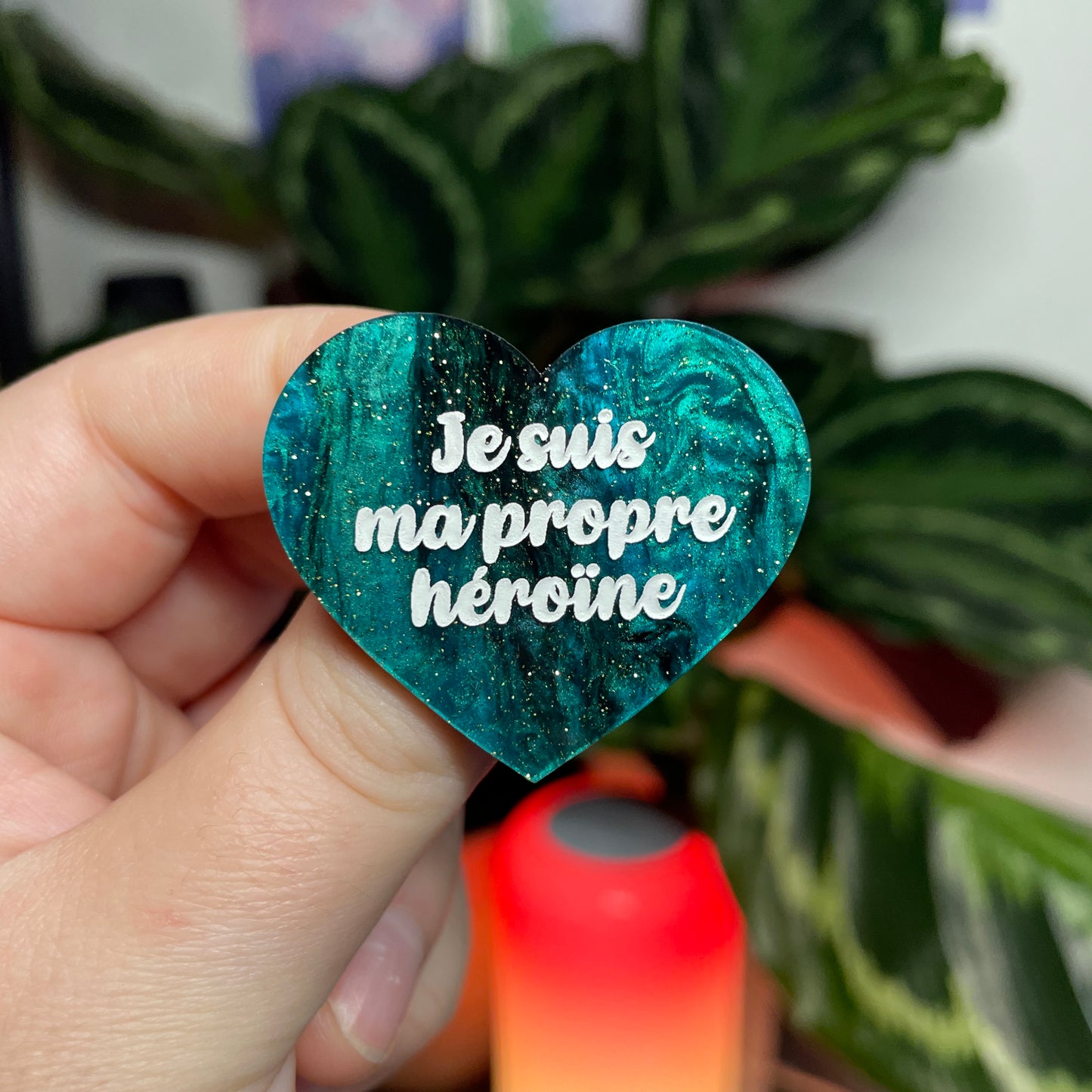 [CONTRÔLE TECHNIQUE] Broche "Je suis ma propre héroïne" en acrylique marbrée verte et noire à paillettes