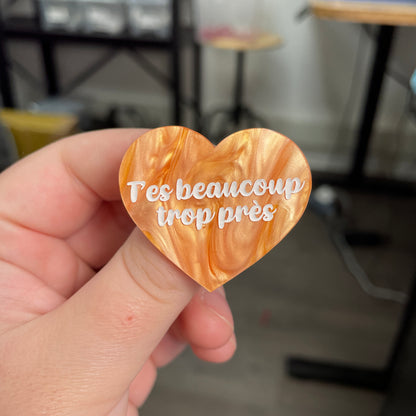 Broche "T'es beaucoup trop près" en acrylique marbrée orange