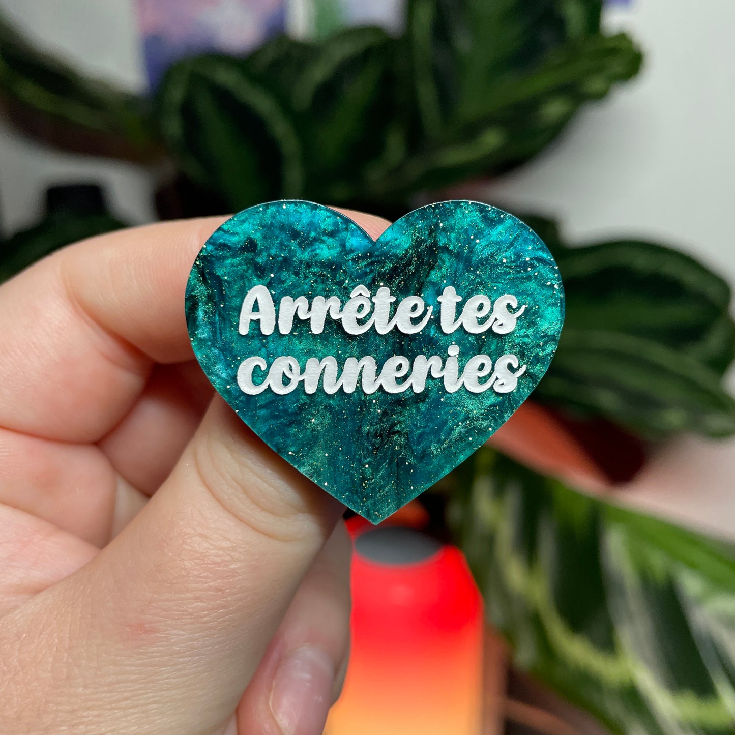 [CONTRÔLE TECHNIQUE] Broche "Arrête tes conneries" en acrylique marbrée verte et noire à paillettes