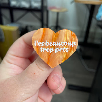 Broche "T'es beaucoup trop près" en acrylique marbrée orange