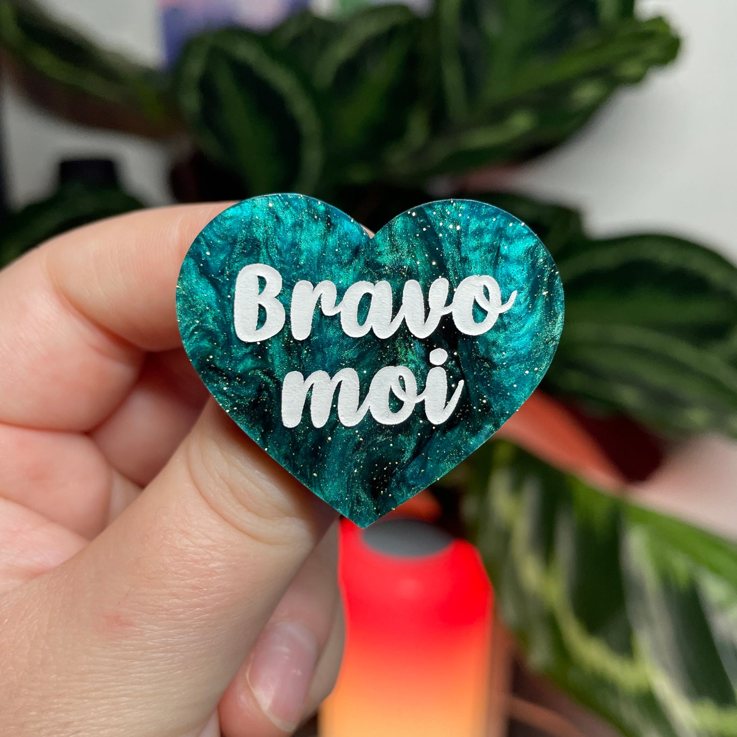 [CONTRÔLE TECHNIQUE] Broche "Bravo moi" en acrylique marbrée verte et noire à paillettes