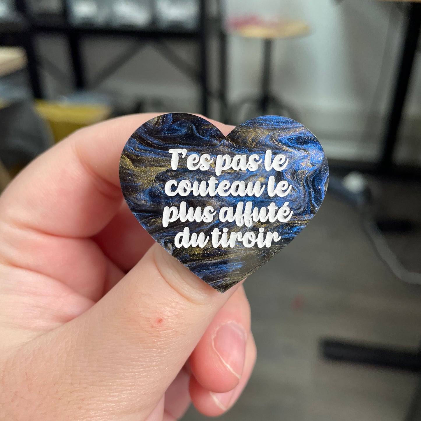 Broche "T'es pas le couteau le plus affuté du tiroir" en acrylique marbrée bleue et dorée à paillettes