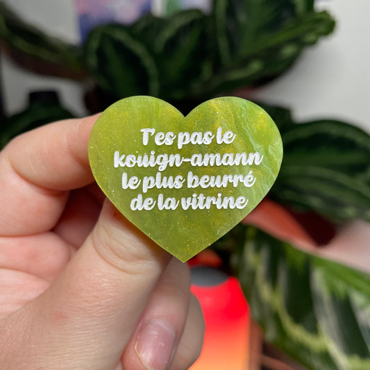[CONTRÔLE TECHNIQUE] Broche "T'es pas le kouign-amann le plus beurré de la vitrine" en acrylique marbrée verte et dorée