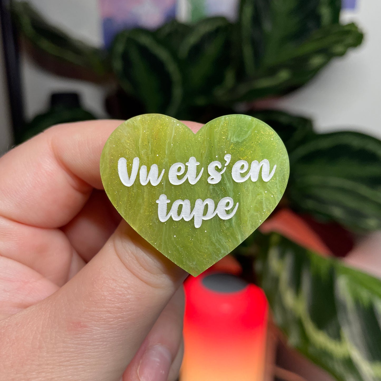 [CONTRÔLE TECHNIQUE] Broche "Vu et s'en tape" en acrylique marbrée verte et dorée