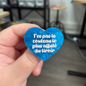 Broche "T'es pas le couteau le plus affuté du tiroir" en acrylique marbrée bleue à paillettes