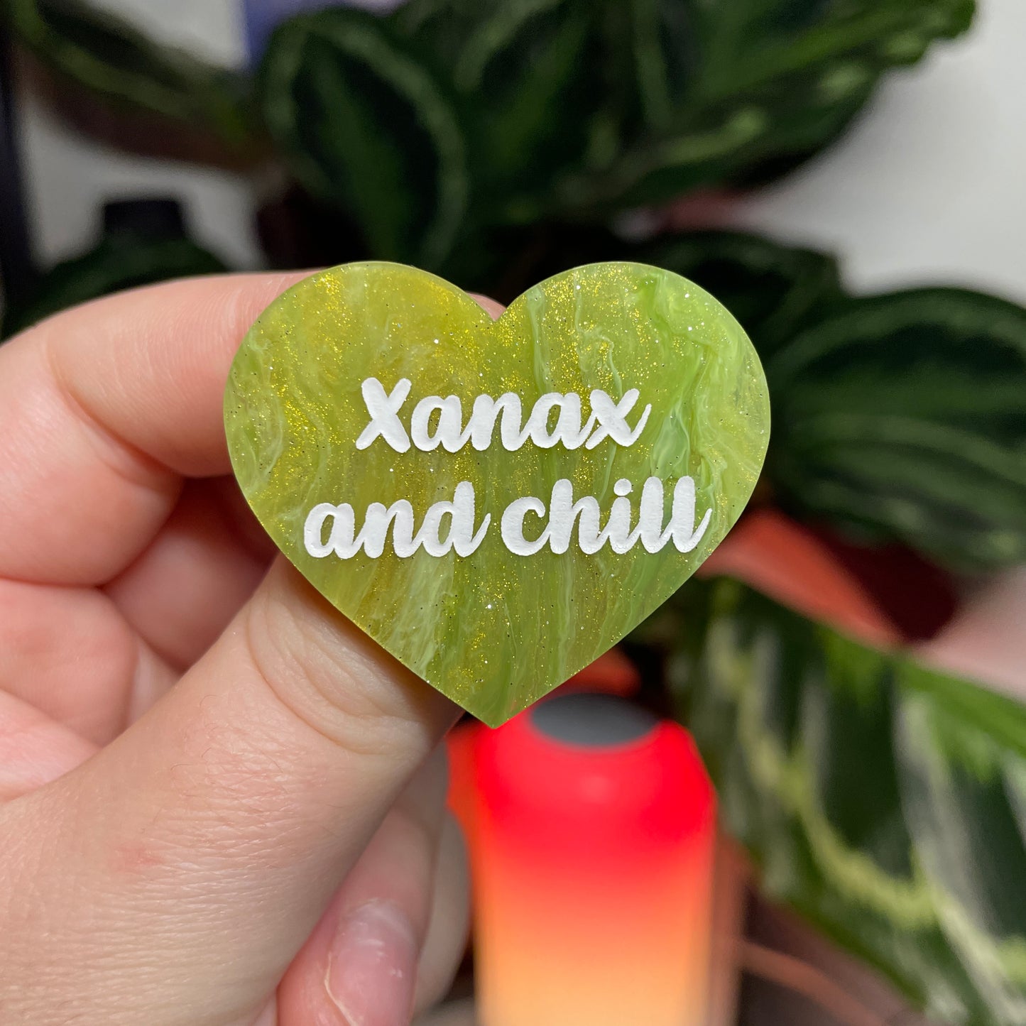 [CONTRÔLE TECHNIQUE] Broche "Xanax and chill" en acrylique marbrée verte et dorée