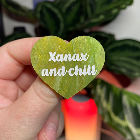 [CONTRÔLE TECHNIQUE] Broche "Xanax and chill" en acrylique marbrée verte et dorée