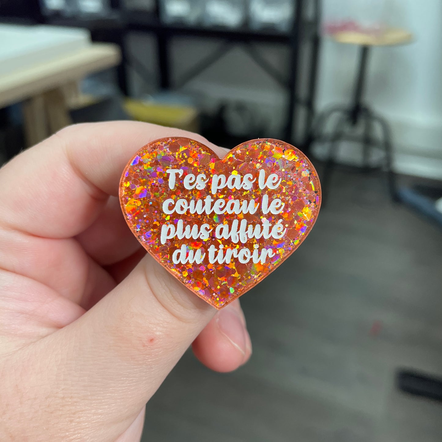 Broche "T'es pas le couteau le plus affuté du tiroir" en acrylique semi-transparente avec des confettis corail