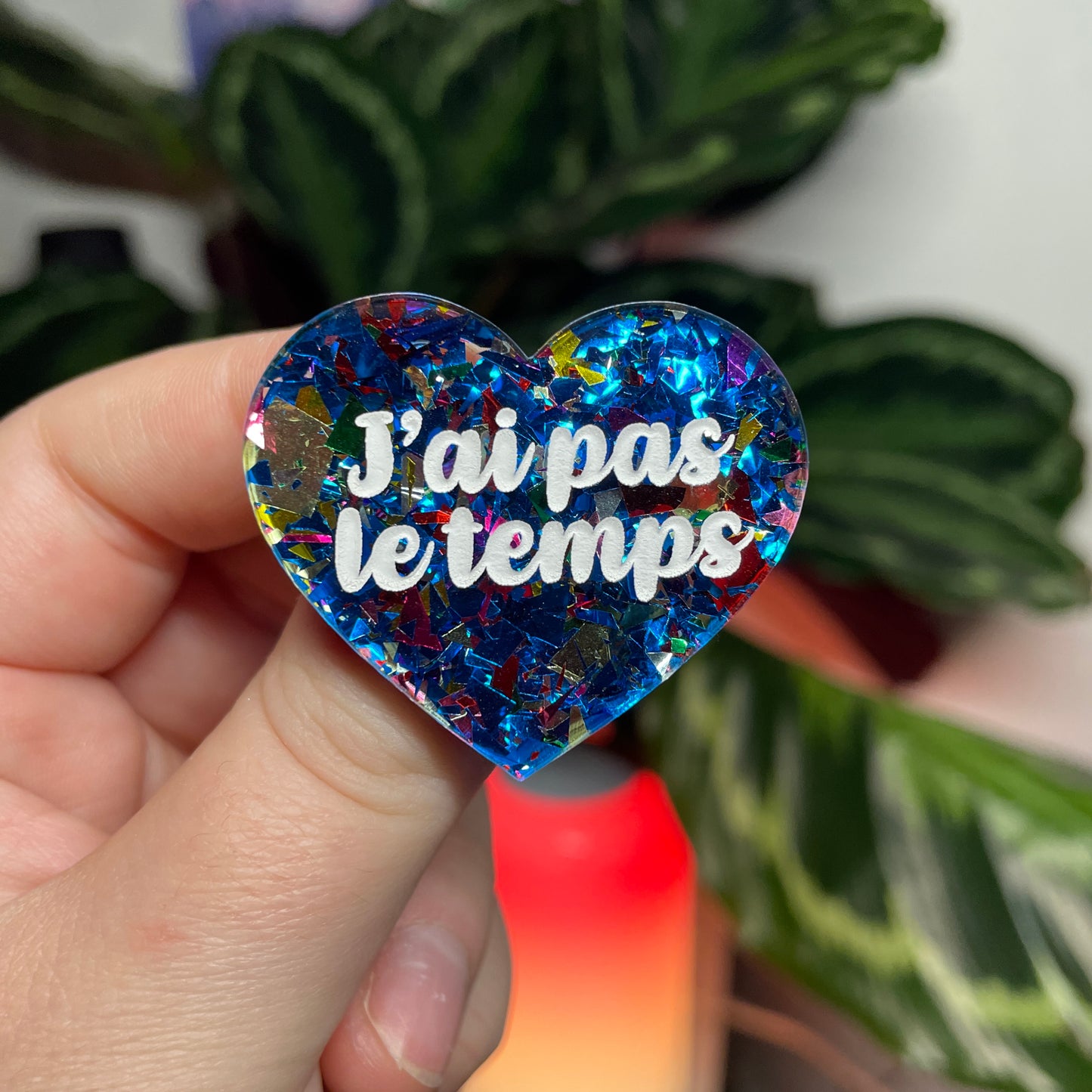 [CONTRÔLE TECHNIQUE] Broche "J'ai pas le temps" en acrylique transparente avec des confettis bleus et multicolores