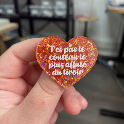 Broche "T'es pas le couteau le plus affuté du tiroir" en acrylique semi-transparente avec des confettis corail