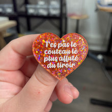 Charger l&#39;image dans la galerie, Broche &quot;T&#39;es pas le couteau le plus affuté du tiroir&quot; en acrylique semi-transparente avec des confettis corail