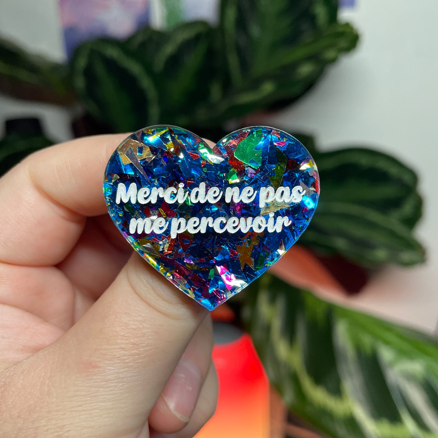 [CONTRÔLE TECHNIQUE] Broche "Merci de ne pas me percevoir" en acrylique transparente avec des confettis bleus et multicolores