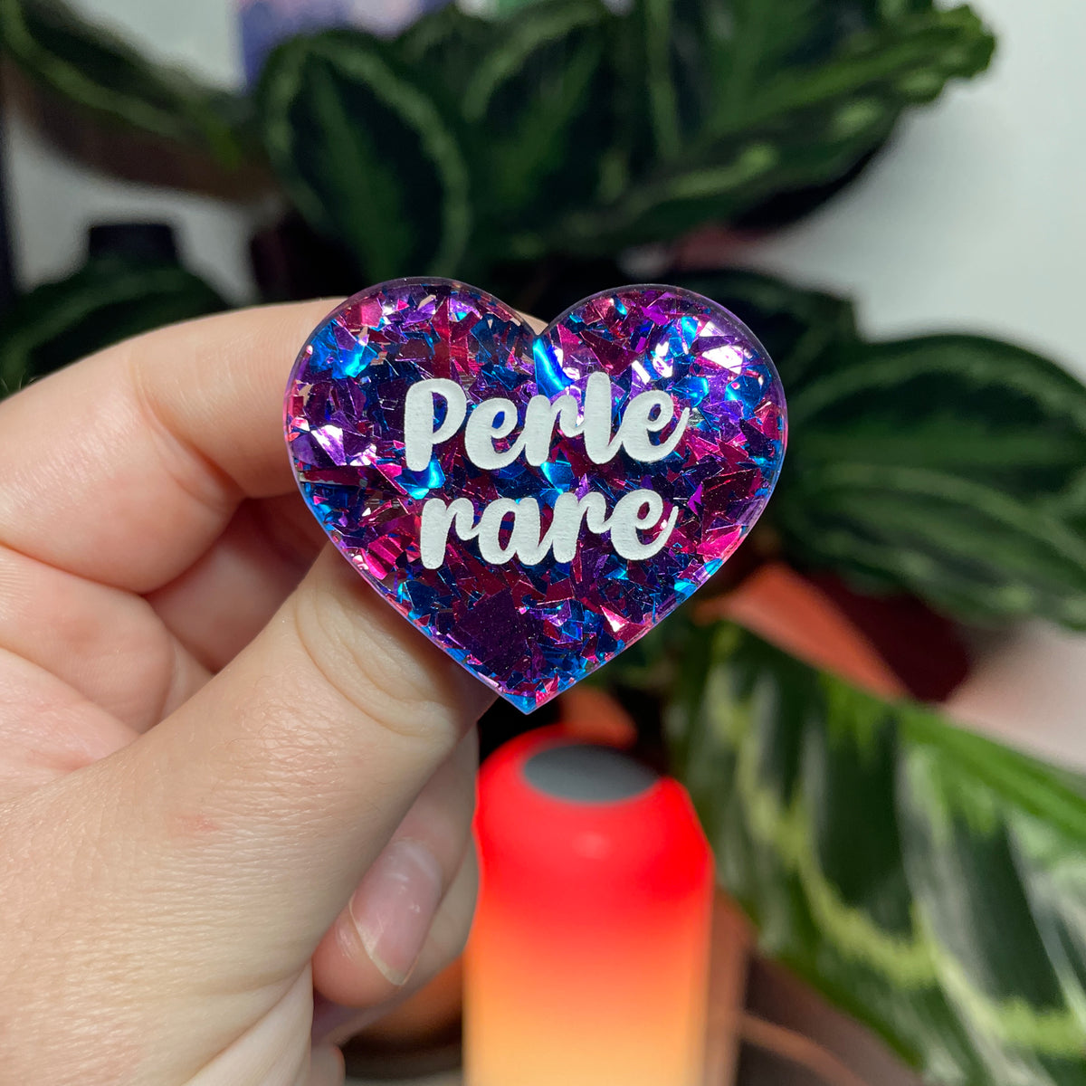 [CONTRÔLE TECHNIQUE] Broche "Perle rare" en acrylique transparente avec des confettis bleus et violets