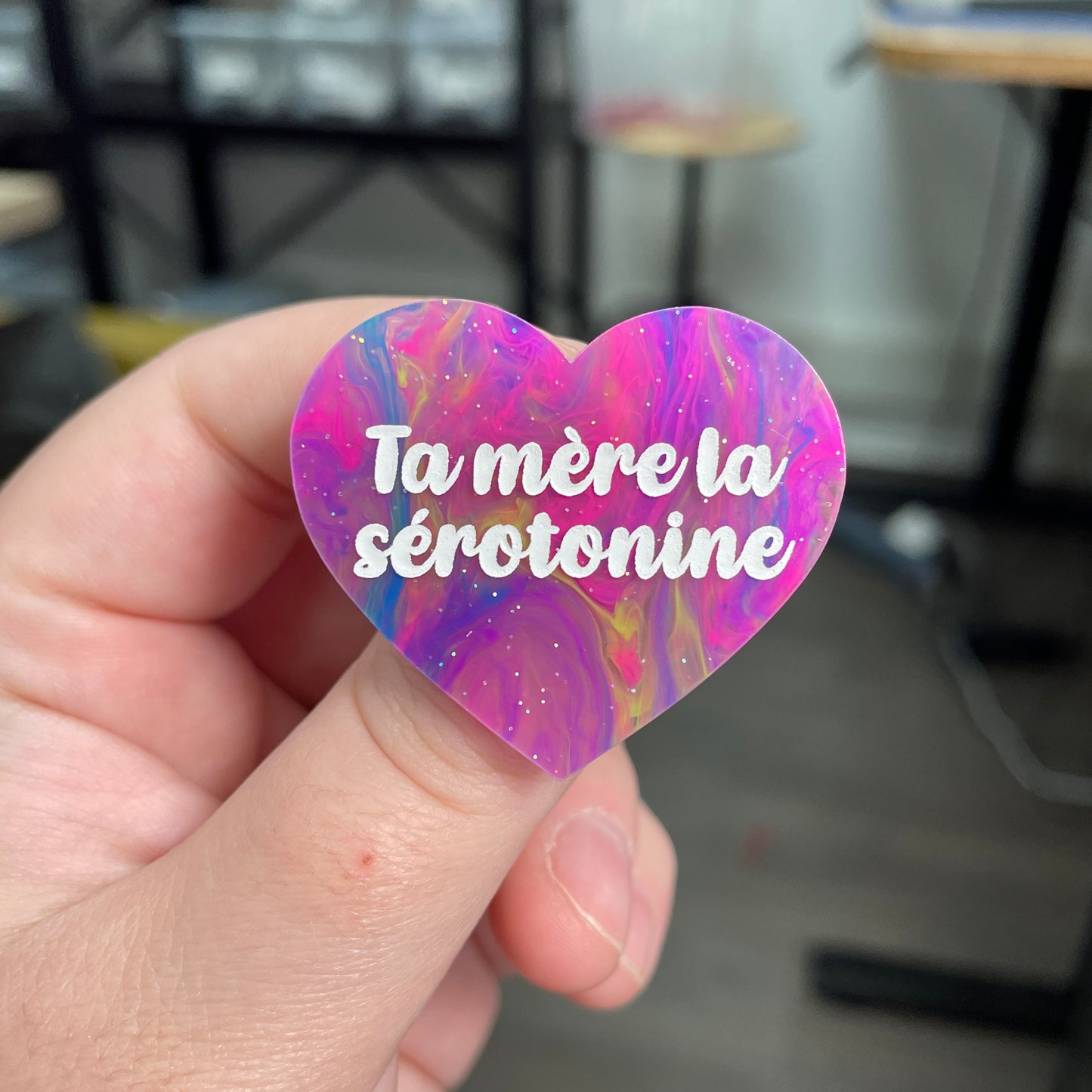 Broche "Ta mère la sérotonine" en acrylique semi-transparente marbrée multicolore