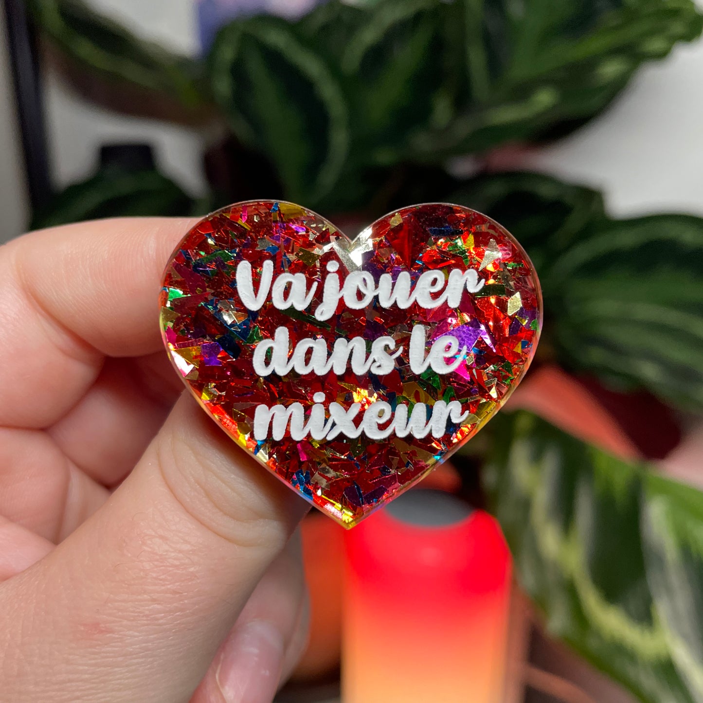 [CONTRÔLE TECHNIQUE] Broche "Va jouer dans le mixeur" en acrylique transparente avec des confettis rouges et multicolores