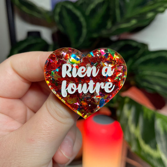 [CONTRÔLE TECHNIQUE] Broche "Rien à foutre" en acrylique transparente avec des confettis rouges et multicolores