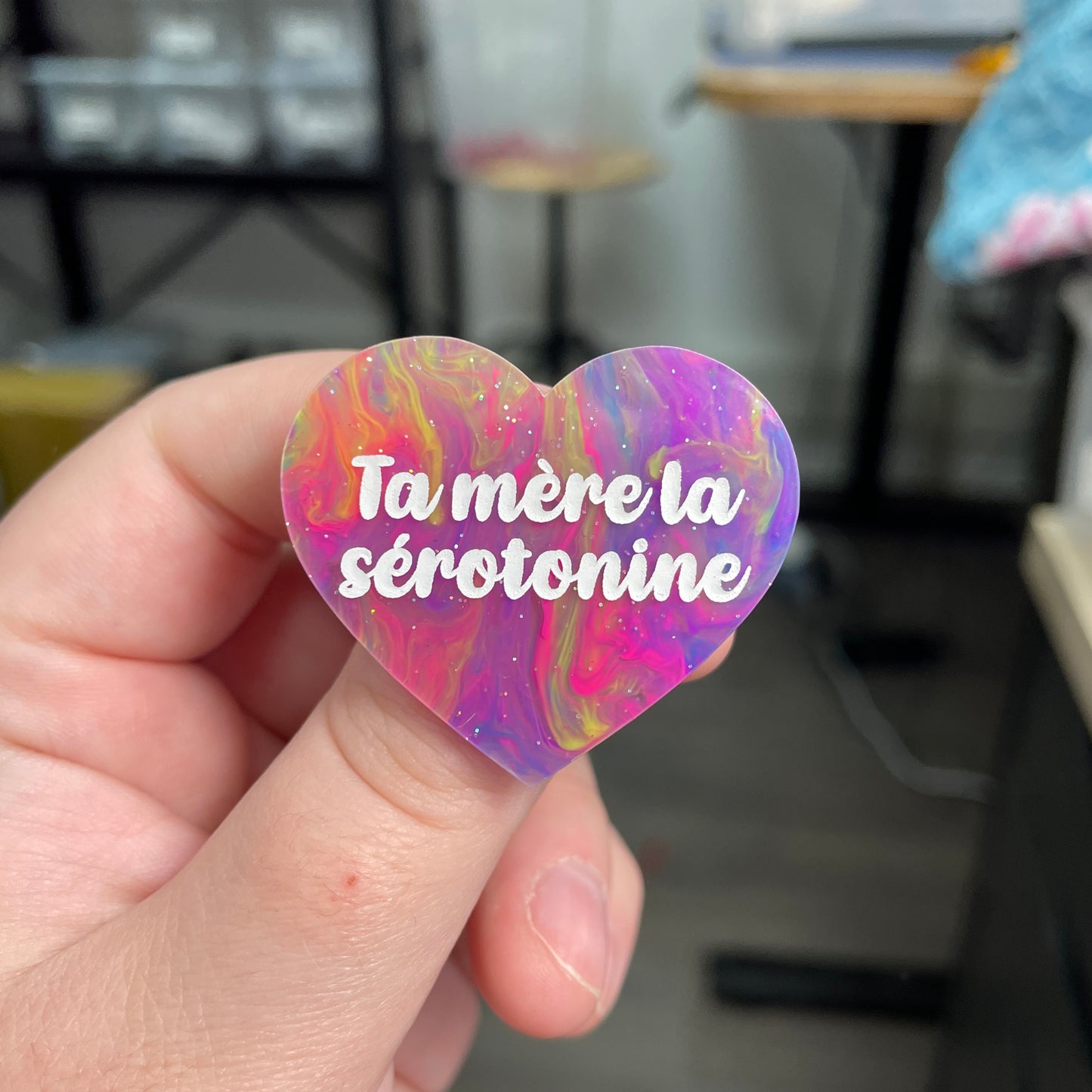 Broche "Ta mère la sérotonine" en acrylique semi-transparente marbrée multicolore