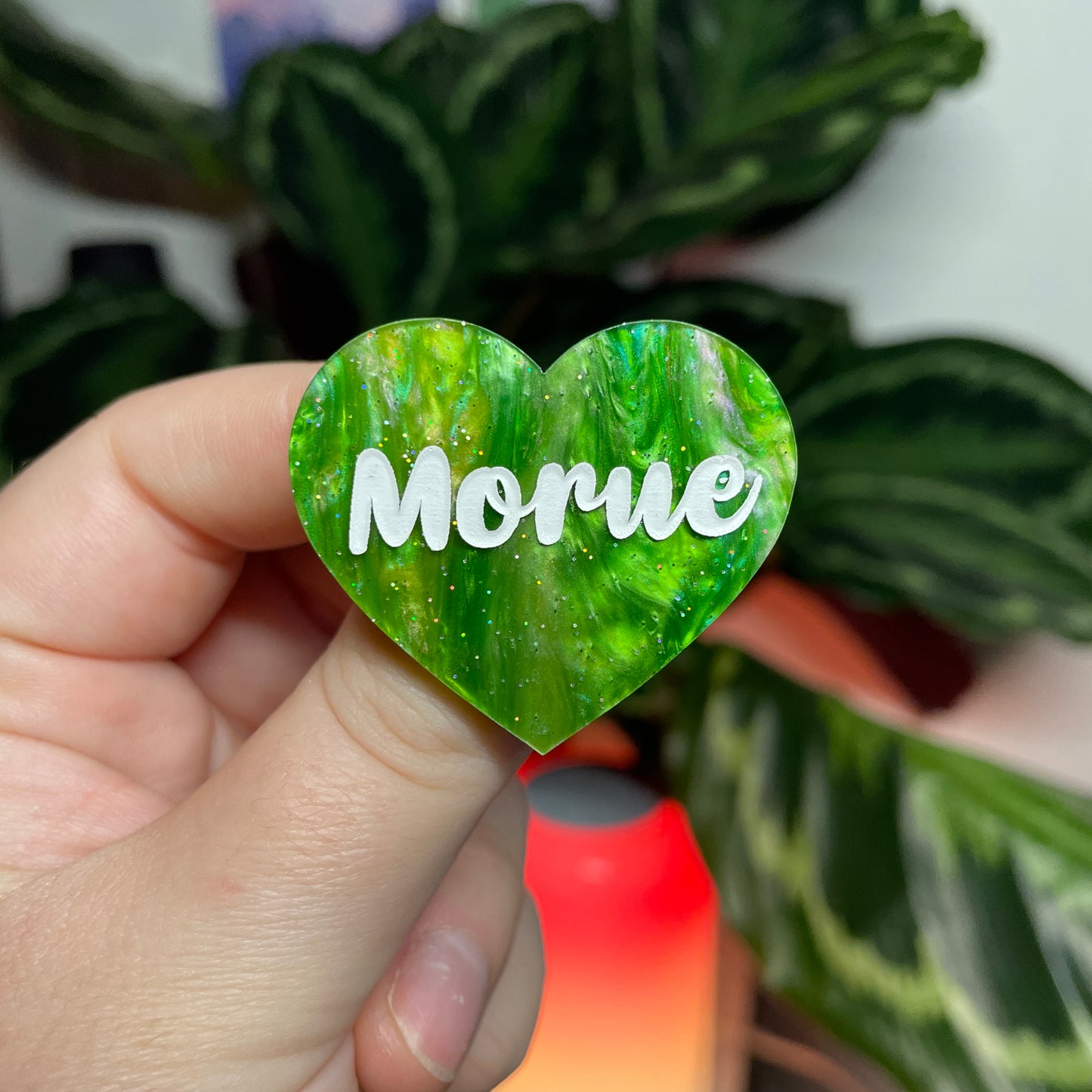 [CONTRÔLE TECHNIQUE] Broche "Morue" en acrylique marbrée verte à paillettes
