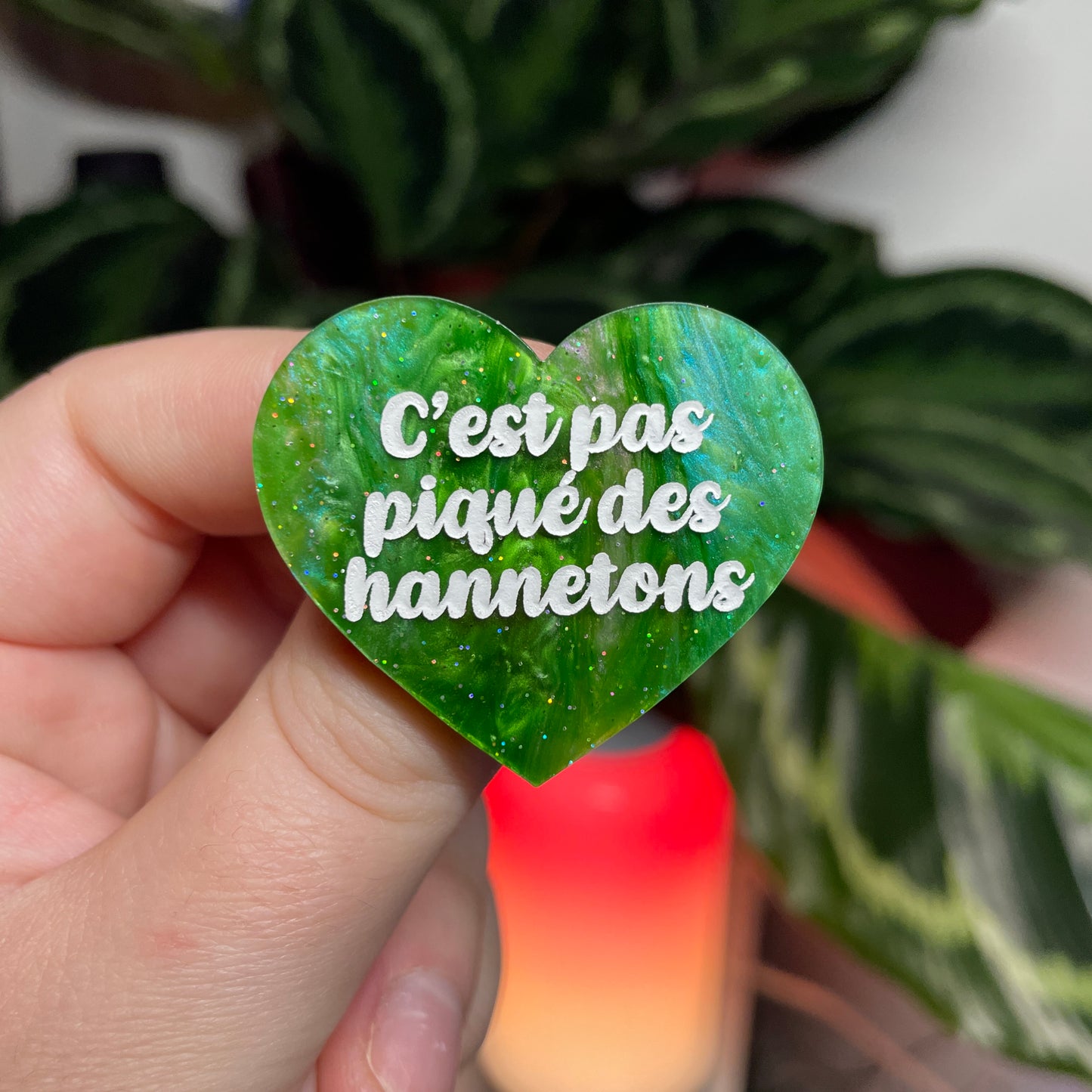 [CONTRÔLE TECHNIQUE] Broche "C'est pas piqué des hannetons" en acrylique marbrée verte à paillettes