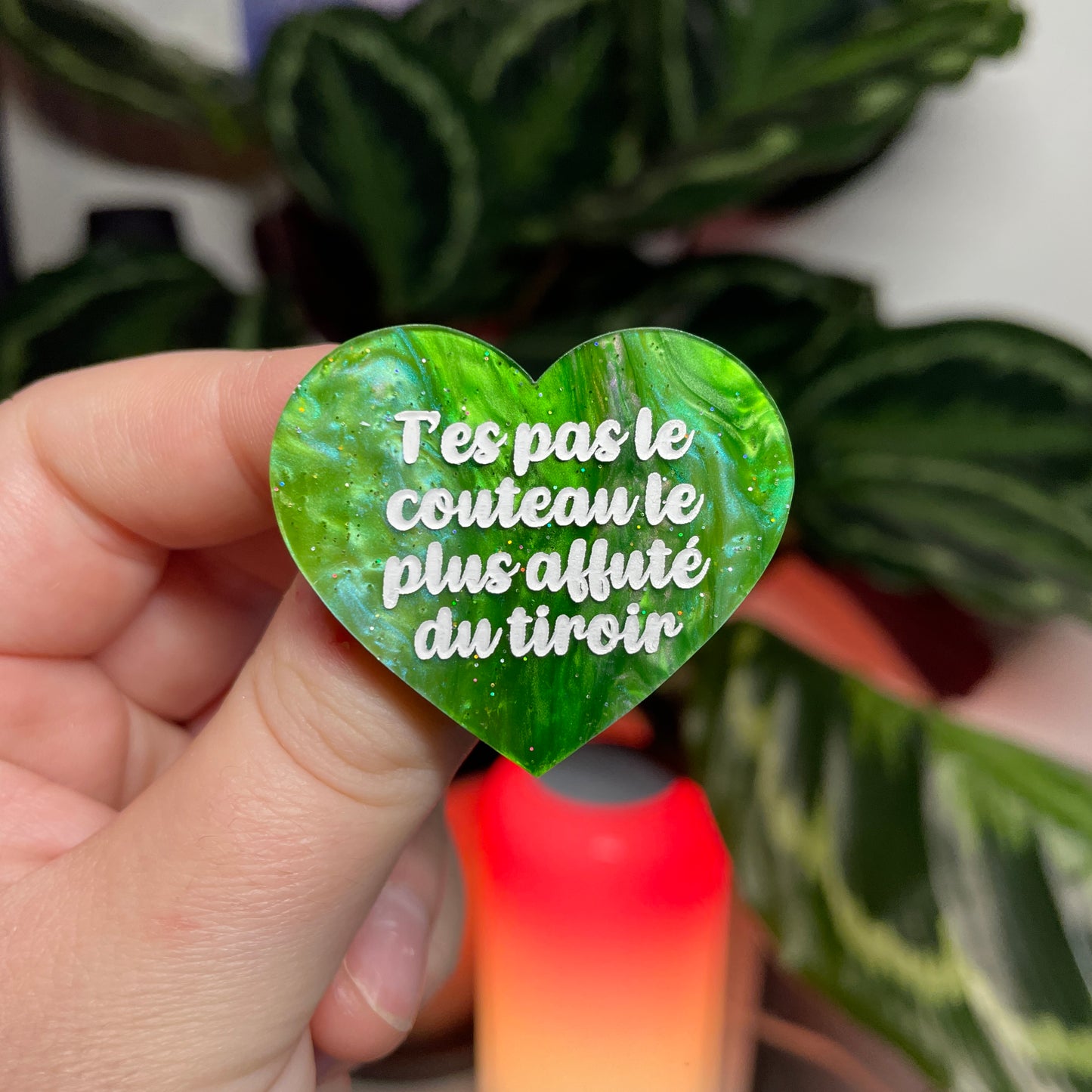 [CONTRÔLE TECHNIQUE] Broche "T'es pas le couteau le plus affuté du tiroir" en acrylique marbrée verte à paillettes
