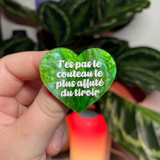 [CONTRÔLE TECHNIQUE] Broche "T'es pas le couteau le plus affuté du tiroir" en acrylique marbrée verte à paillettes