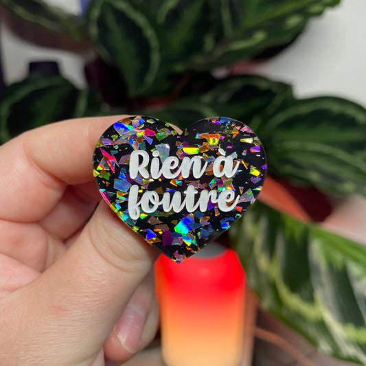 [CONTRÔLE TECHNIQUE] Broche "Rien à foutre" en acrylique noire avec des éclats de confettis multicolores