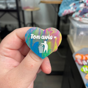 Broche "Ton avis = poubelle" en acrylique semi-transparente marbrée multicolore