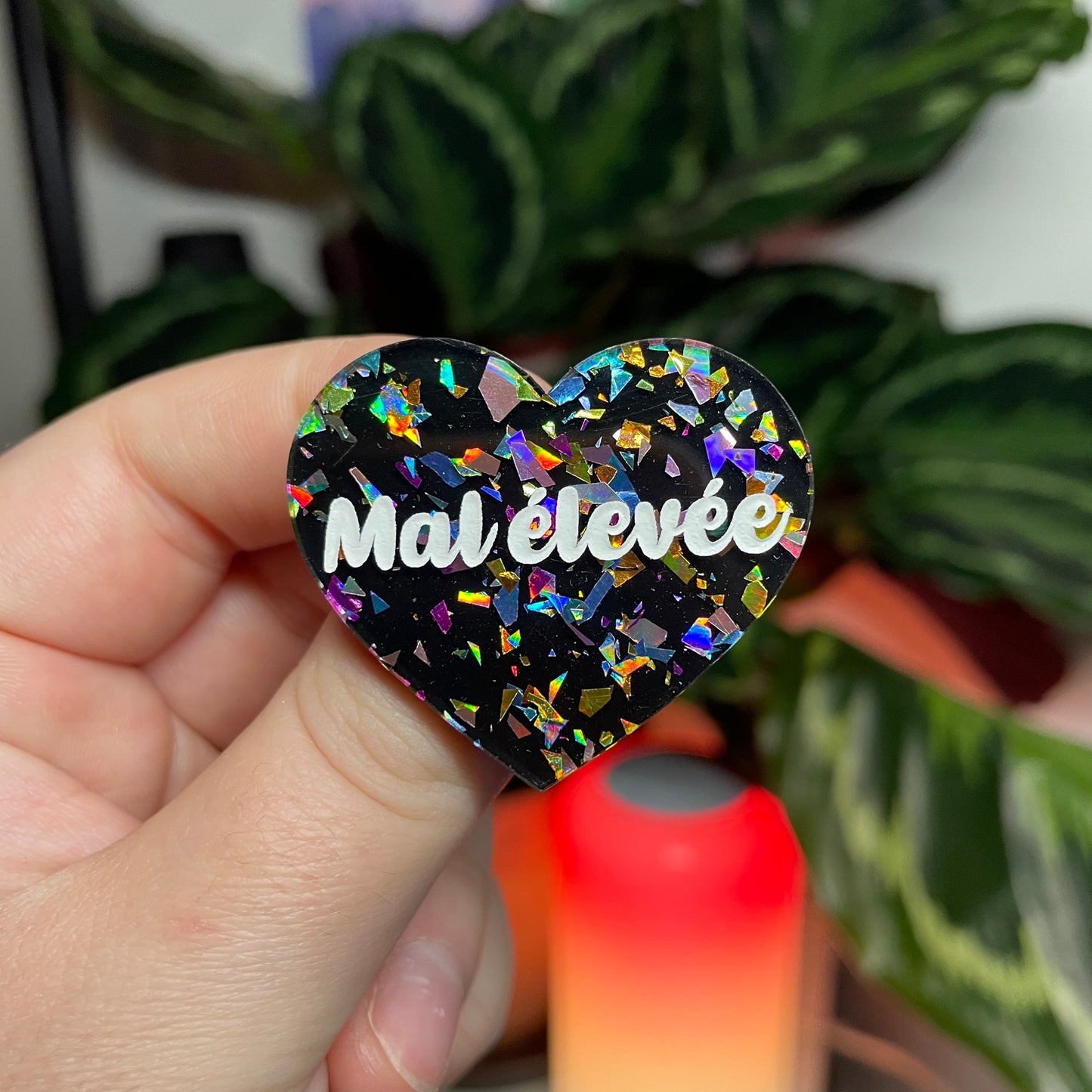 [CONTRÔLE TECHNIQUE] Broche "Mal élevée" en acrylique noire avec des éclats de confettis multicolores