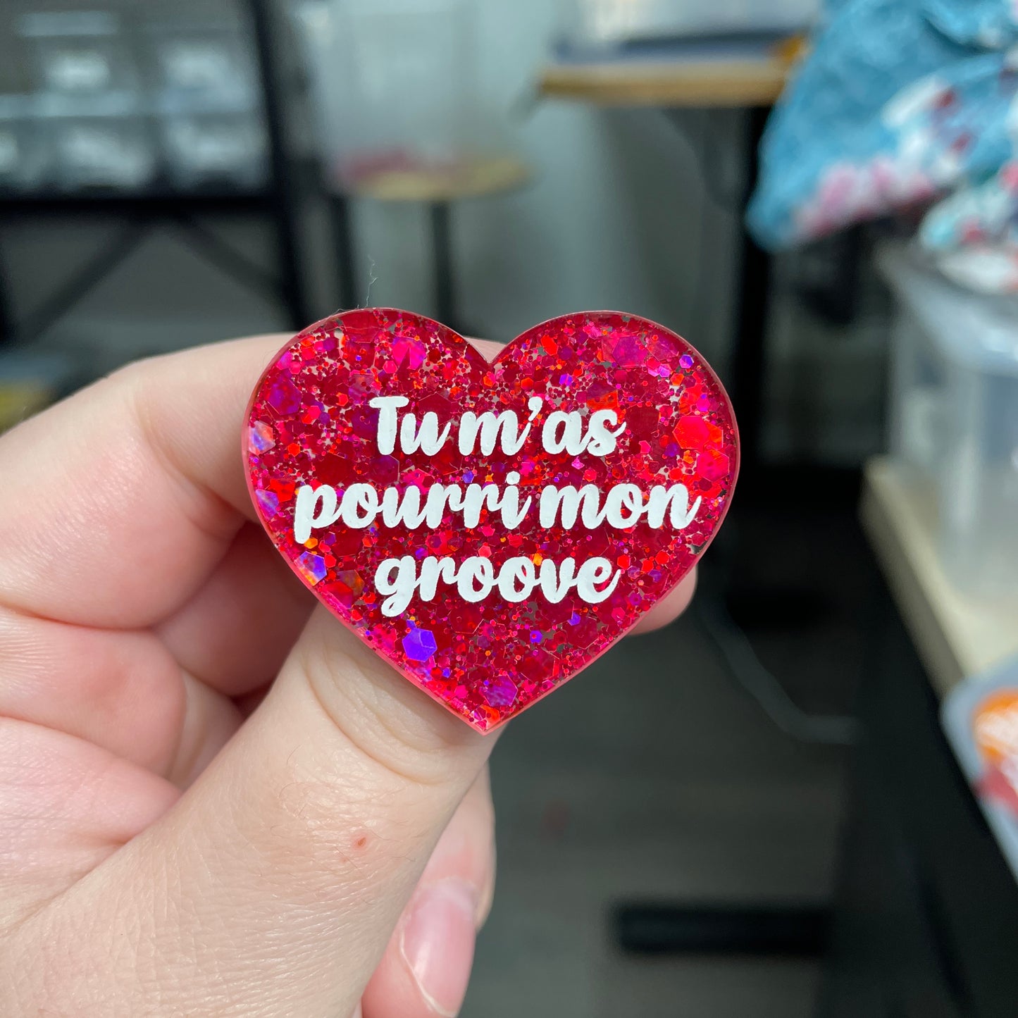 Broche "Tu m'as pourri mon groove" en acrylique à paillettes rouges