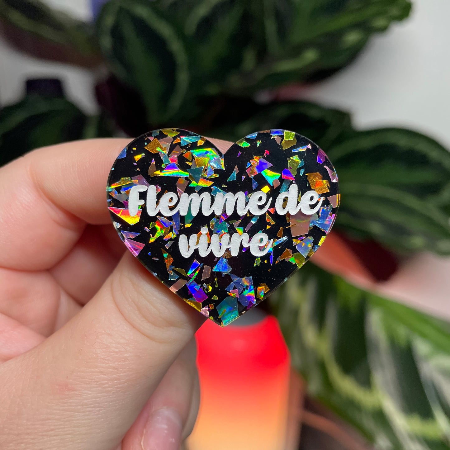 [CONTRÔLE TECHNIQUE] Broche "Flemme de vivre" en acrylique noire avec des éclats de confettis multicolores