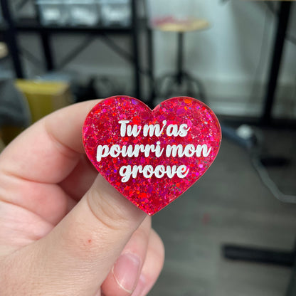 Broche "Tu m'as pourri mon groove" en acrylique à paillettes rouges