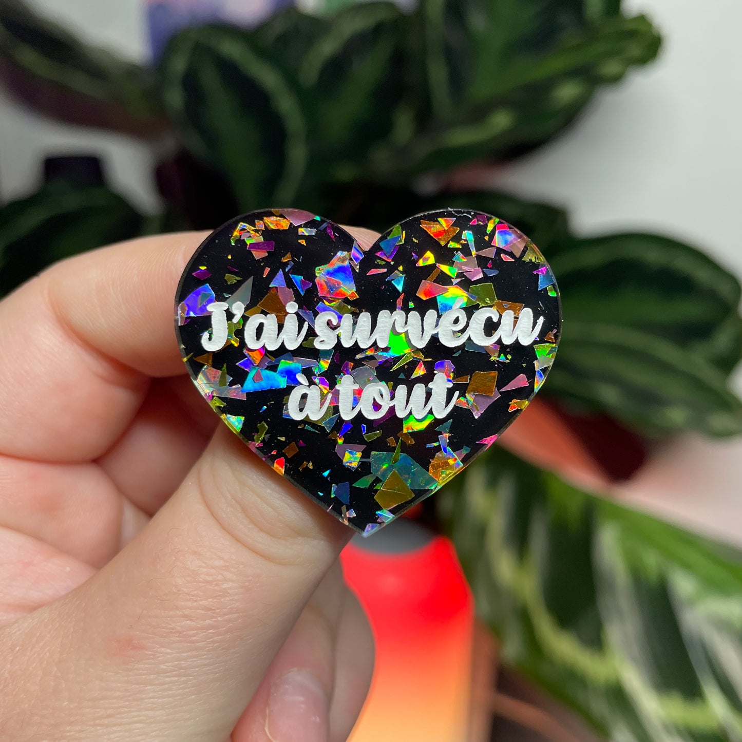 [CONTRÔLE TECHNIQUE] Broche "J'ai survécu à tout" en acrylique noire avec des éclats de confettis multicolores