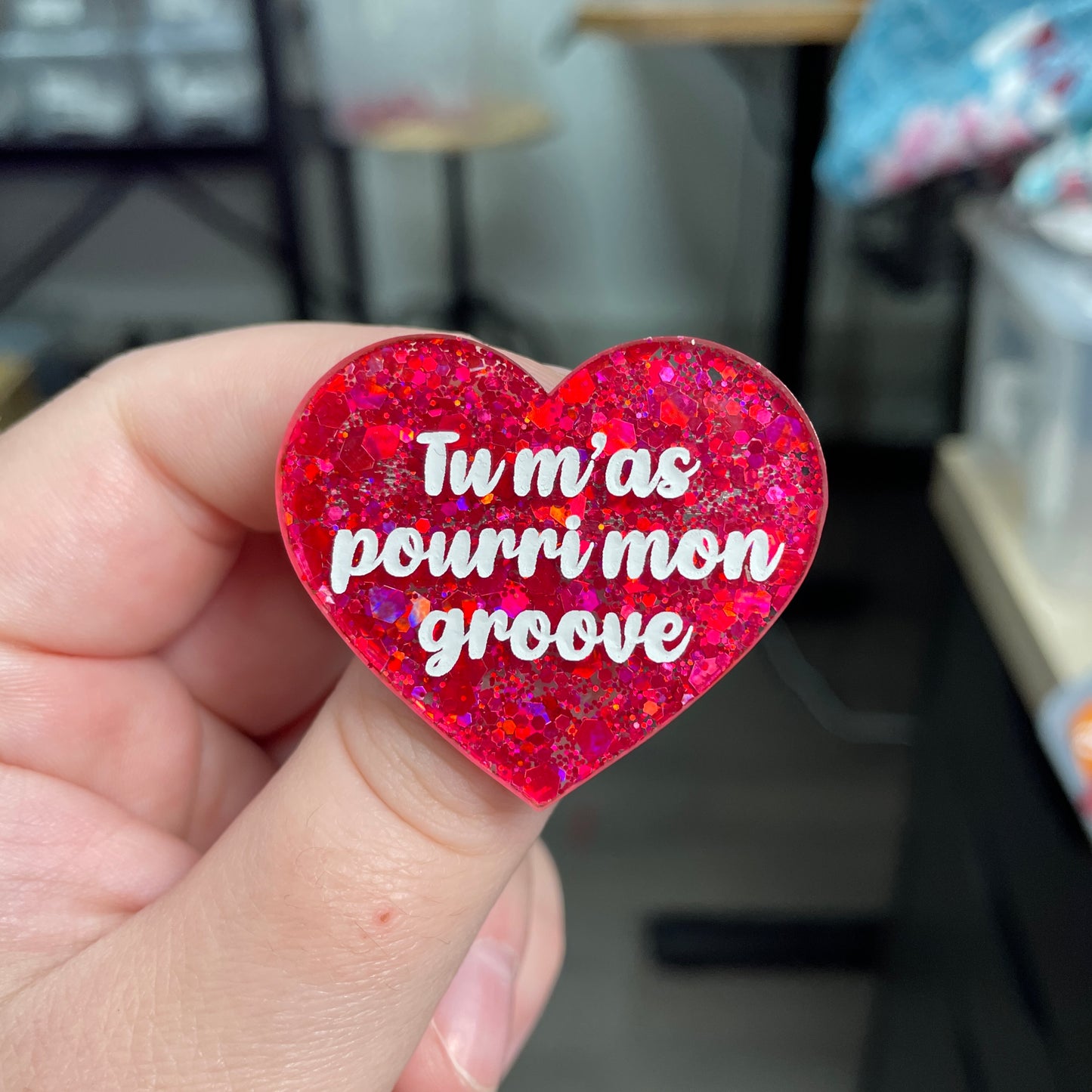 Broche "Tu m'as pourri mon groove" en acrylique à paillettes rouges