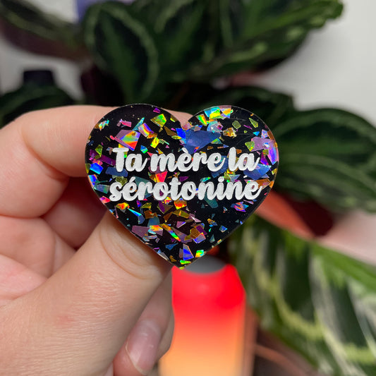 [CONTRÔLE TECHNIQUE] Broche "Ta mère la sérotonine" en acrylique noire avec des éclats de confettis multicolores