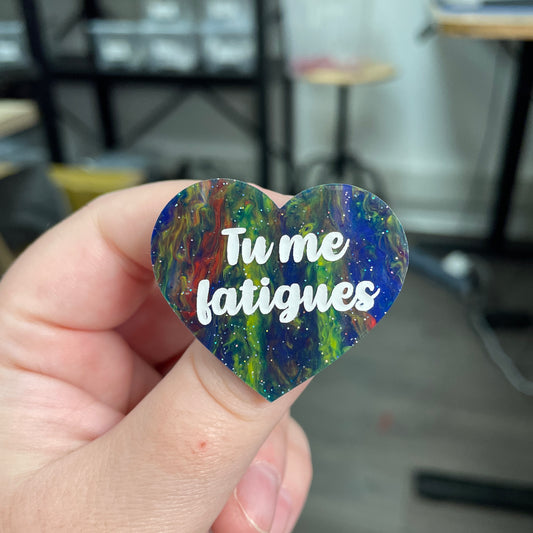 Broche "Tu me fatigues" en acrylique marbrée bleue et multicolore
