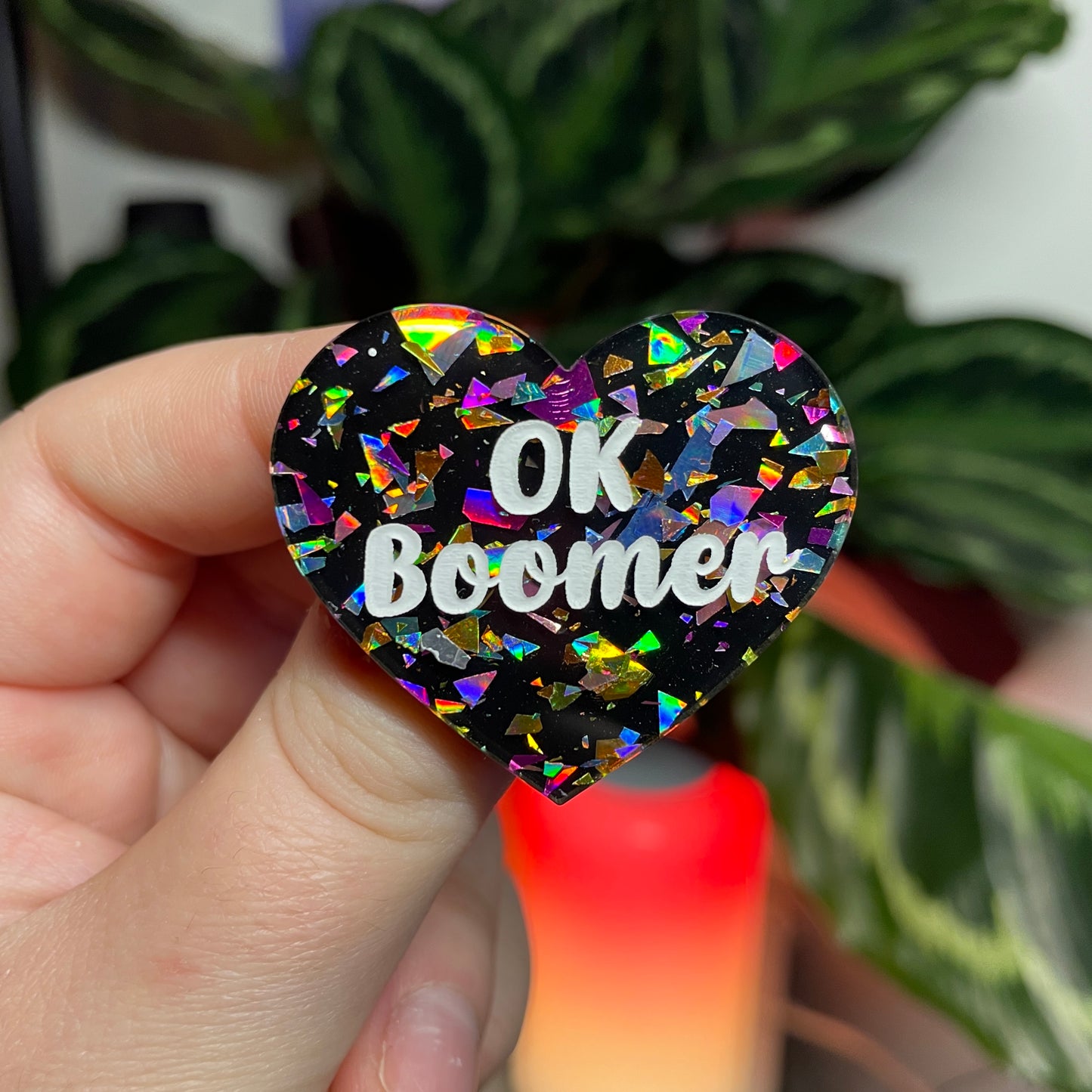 [CONTRÔLE TECHNIQUE] Broche "OK boomer" en acrylique noire avec des éclats de confettis multicolores