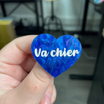 Broche "Va chier" en acrylique marbrée bleue à paillettes