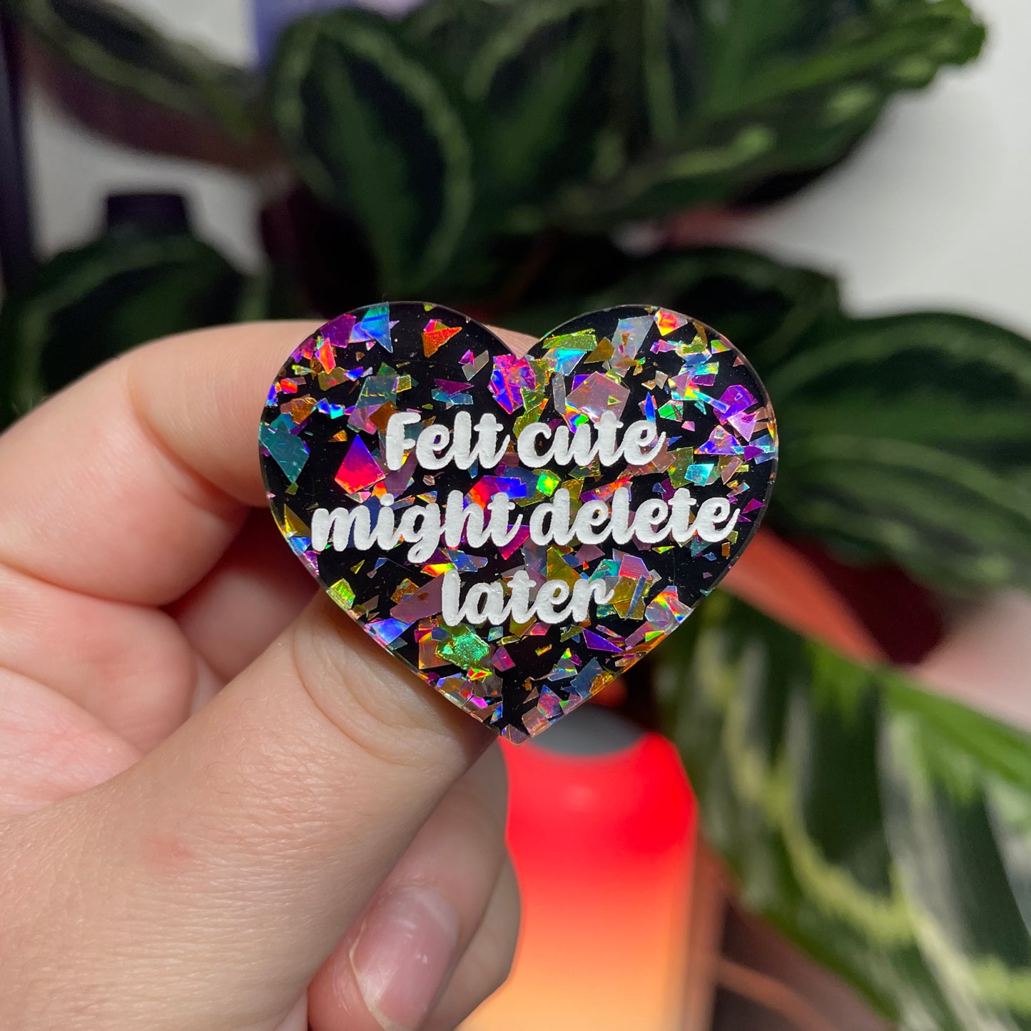[CONTRÔLE TECHNIQUE] Broche "Felt cute might delete later" en acrylique noire avec des éclats de confettis multicolores