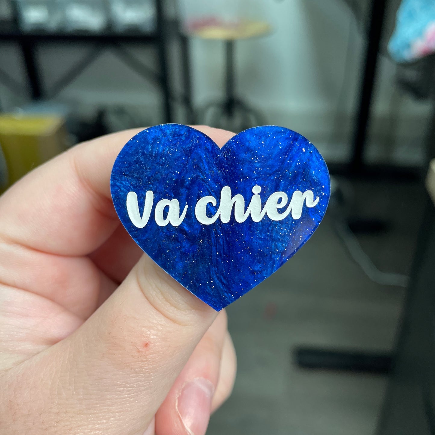 Broche "Va chier" en acrylique marbrée bleue à paillettes