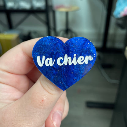 Broche "Va chier" en acrylique marbrée bleue à paillettes