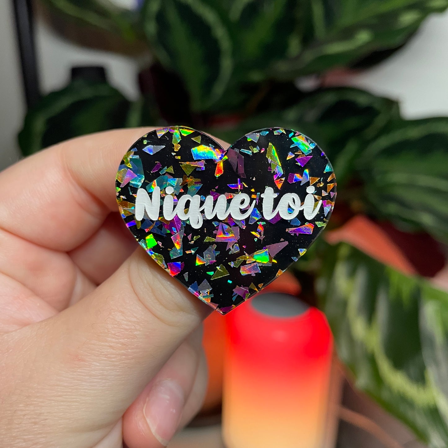 [CONTRÔLE TECHNIQUE] Broche "Nique toi" en acrylique noire avec des éclats de confettis multicolores