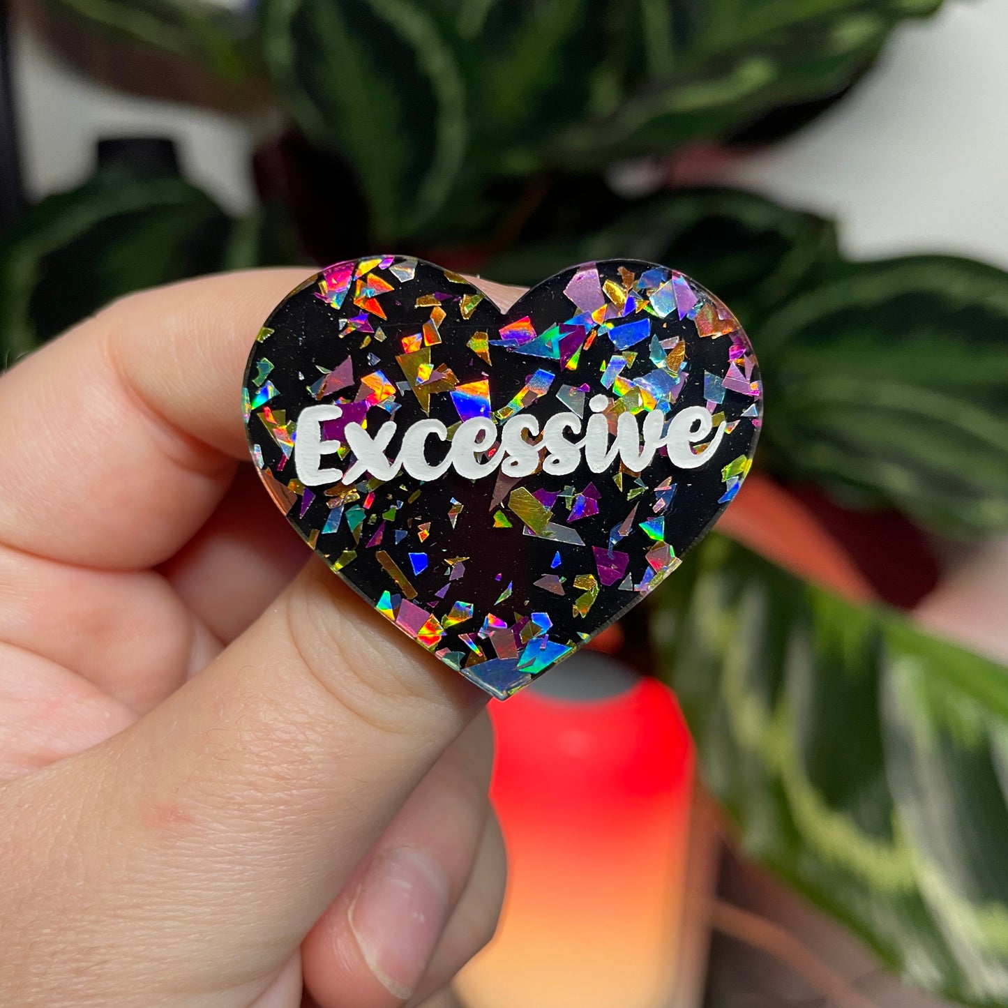 [CONTRÔLE TECHNIQUE] Broche "Excessive" en acrylique noire avec des éclats de confettis multicolores