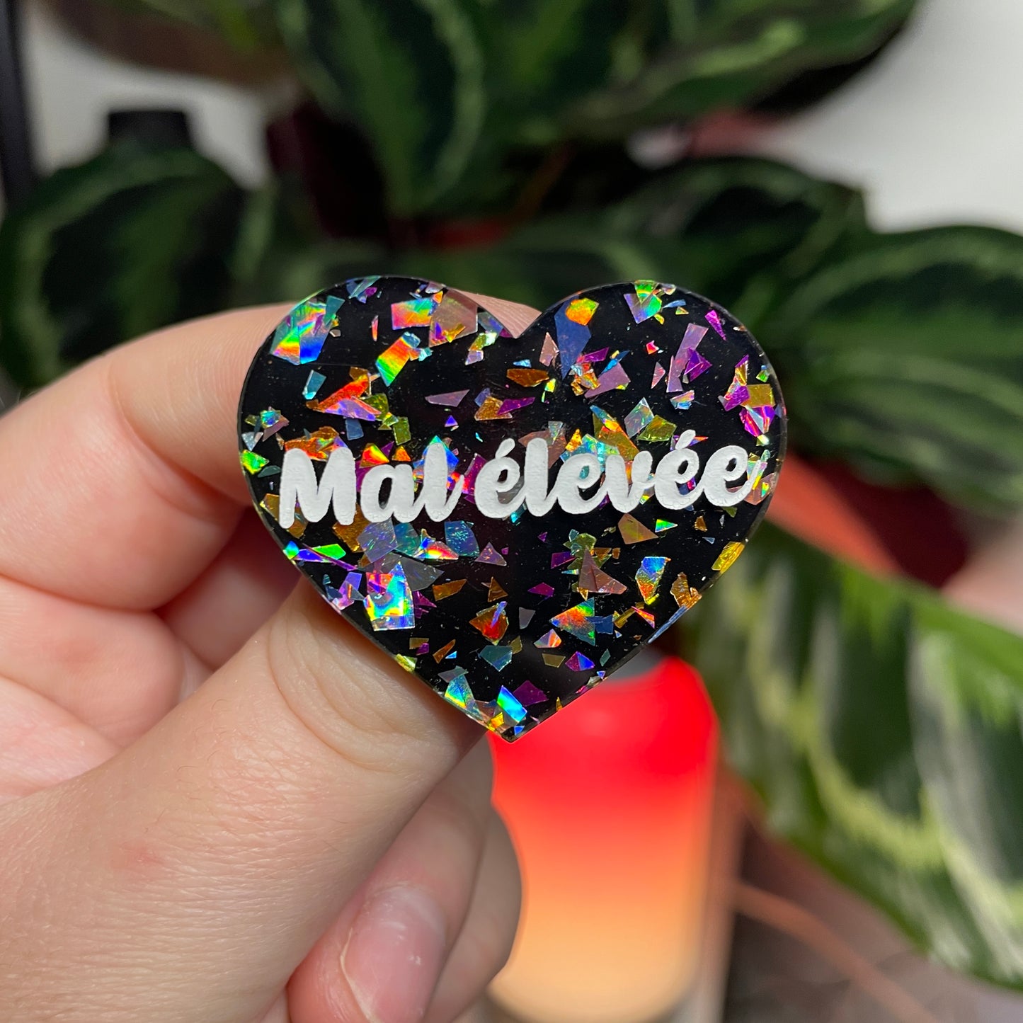 [CONTRÔLE TECHNIQUE] Broche "Mal élevée" en acrylique noire avec des éclats de confettis multicolores