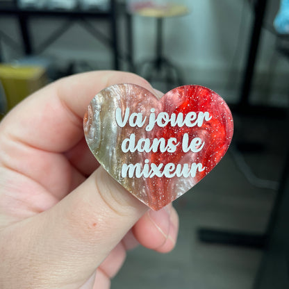 Broche "Va jouer dans le mixeur" en acrylique marbrée verte, rouge, marron et blanche à paillettes