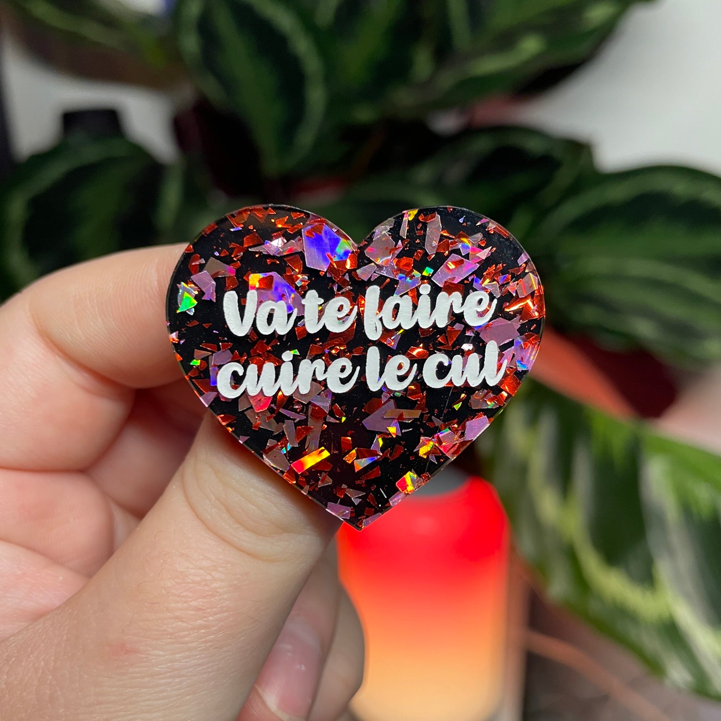 [CONTRÔLE TECHNIQUE] Broche "Va te faire cuire le cul" en acrylique noire avec des éclats de confettis rouges et roses