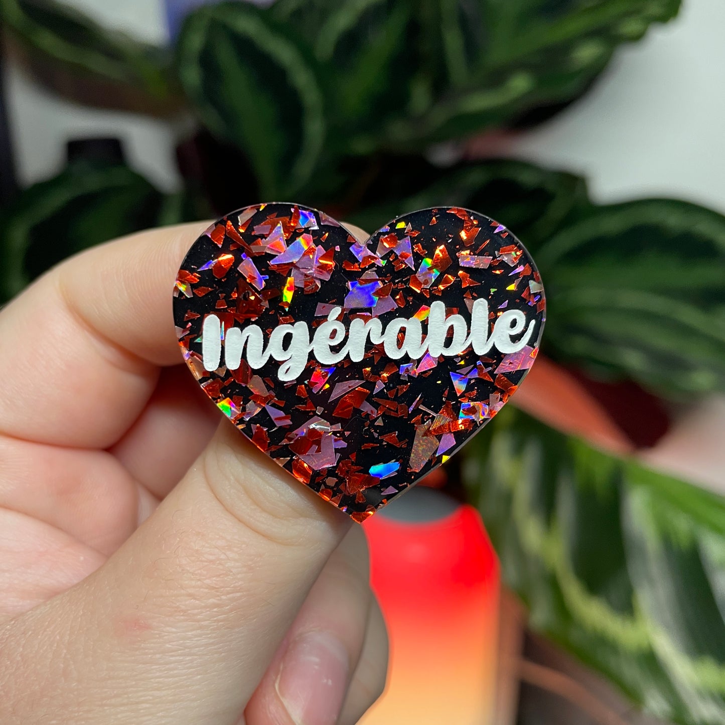 [CONTRÔLE TECHNIQUE] Broche "Ingérable" en acrylique noire avec des éclats de confettis rouges et roses