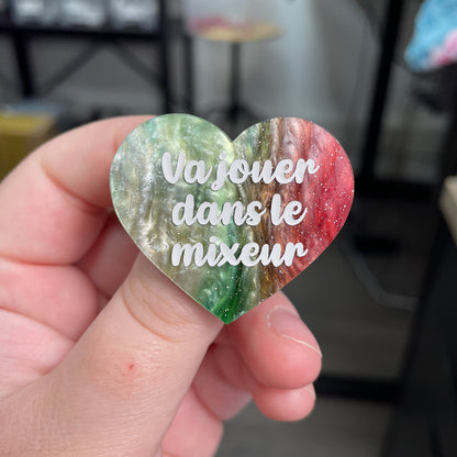 Broche "Va jouer dans le mixeur" en acrylique marbrée verte, rouge, marron et blanche à paillettes
