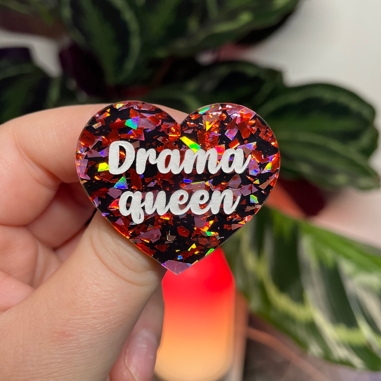 [CONTRÔLE TECHNIQUE] Broche "Drama queen" en acrylique noire avec des éclats de confettis rouges et roses